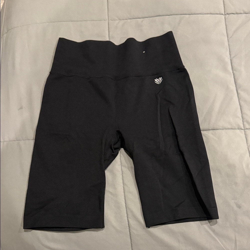Black Women's High-Waisted Knee High Active Shorts